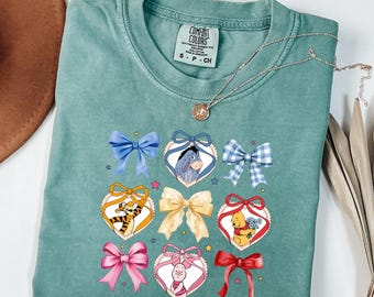 Comfort Colors® Vintage Winnie the Pooh Schleifen Shirt, Pooh & Friends Retro Disney T-Shirt, Familienreise 2026, Disney Trip Shirt, Disneyland Shirt