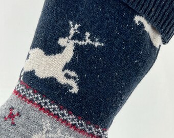 Medias navideñas Reno Ciervo Cazadores Invierno Fieltro Lana Reutilizada Suéter Gris Blanco Rojo Reciclado Reciclado 1366