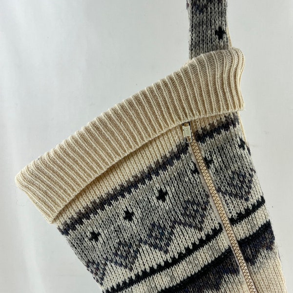 Calza di Natale Crema Lana Norsewear Nuova Zelanda Maglione riproposto Tasca con cerniera grigia Upcycled Riciclato 1315