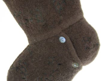 Medias de Navidad Lana hervida Fieltro Bordado floral Marrón Negro Botones de nácar OOAK Suéter reciclado Reutilizado 883