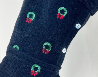 Medias navideñas de lana bordada con coronas, suéter reciclado negro, rojo y verde, botones de nácar Orvis 1380