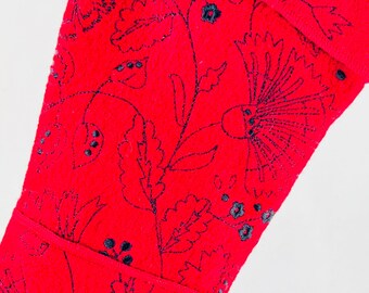 Medias navideñas de lana hervida roja con bordados florales negros, elegante abrigo reciclado de Jillian Jones, invierno, reciclado, OOAK 1360