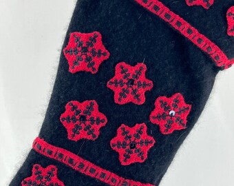 Cashmere Charter Club Suéter Reutilizado Medias navideñas Copos de nieve Invierno Nevado Día de San Nicolás Rojo Negro Fieltro Lana Suave Reciclado 480