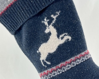 Medias navideñas Reno Ciervo Cazador Fieltro Lana Invierno Suéter reutilizado Gris Blanco Rojo Reciclado Reciclado OOAK 1367