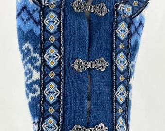 Medias navideñas noruegas Suéter de lana reutilizado Estilo islandés Nordstrikk Trenza azul amarilla Broche plateado falso Ranas Copos de nieve 1368