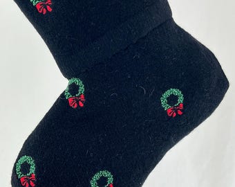 Suéter Orvis reutilizado con coronas bordadas de lana y lazos rojos para medias navideñas 1381