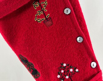 Medias navideñas con topiario, flores de Pascua, muérdago, acebo, árbol de hoja perenne, lana hervida roja, bordado dorado, fea sudadera navideña Karen Scott 1370