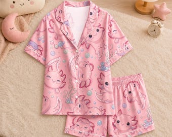 Conjunto de pijama de cetim rosa com estampa de axolote, coleção de pijamas e roupas de dormir com estampa de salamandra em tons de blush.