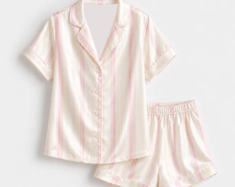 Conjunto de pijama clásico de satén color crema con rayas verticales rosas y champán y botones delanteros.