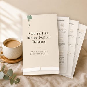 Peut inclure: Un livret beige intitulé Stop Yelling During Toddler Tantrums: 24 Science-Based Parenting Scripts, orné d'une petite illustration de feuille verte. Le livret est présenté avec des pages intérieures visibles, à côté d'une tasse de café.