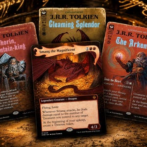 Op de afbeelding: Een verzameling van vier ruilkaarten met J.R.R. Tolkien-thema's. De kaarten tonen illustraties van Thorin, Mountain-king, Smaug the Magnificent, The Arkenstone en Gleaming Splendor met gedetailleerde tekst, spelstatistieken en fantasy-kunst.