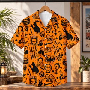 Pode incluir: Uma camisa laranja de manga curta com botões e uma estampa gráfica preta em toda a peça, apresentando vários personagens de filmes de terror, facas e textos como "Friends Til The End", "Crystal Lake", "Loser" e "We All Float Down Here".