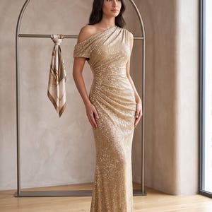 Vestido de noche de sirena color nude con lentejuelas para mujer / Vestido formal de fiesta con hombros descubiertos y detalles de cristal.