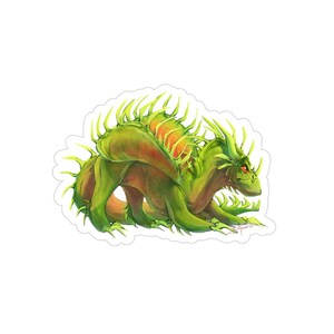 Puede incluir: Una pegatina que muestra un dragón verde con reflejos naranjas, púas afiladas a lo largo de la espalda y ojos rojos penetrantes. La criatura aparece en posición agachada con una textura similar a la de una planta, en un estilo ilustrado.