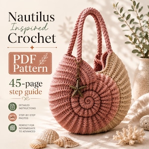 Puede incluir: Un bolso de ganchillo con forma de concha de nautilo en hilo rosa empolvado y beige con dos asas trenzadas. Un dije de estrella de mar de bronce cuelga de una asa. El texto dice: Nautilus Inspired Crochet, PDF Pattern, 45-page step guide, detailed instructions, step-by-step photos, perfect for intermediate to advanced.