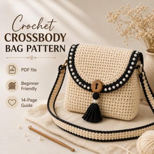 Könnte beinhalten: Eine beige gehäkelte Umhängetasche mit schwarzem Rand, weißen Perlenakzenten, einem Holzknopfverschluss und einer schwarzen Quaste. Der Text lautet Crochet CROSSBODY BAG PATTERN, PDF file, Beginner Friendly und 14-Page Guide.