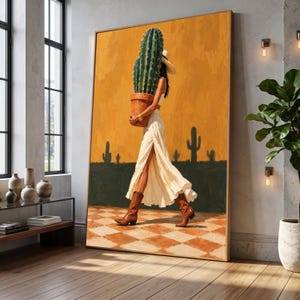 Könnte beinhalten: Ein großes gerahmtes Wandbild, das eine Person in einem weißen Kleid und braunen Cowboystiefeln zeigt, die über einen karierten Boden geht und einen grünen Kaktus im Topf trägt. Der Hintergrund zeigt einen warmen gelben Himmel und eine dunkelgrüne Wüstenlandschaft.