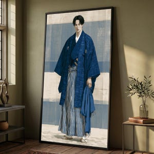 Könnte beinhalten: Ein gerahmter vertikaler Wandkunstdruck, der eine Person in einem dunkelblauen, strukturierten Kimono über einem weiß-blau gestreiften Hakama zeigt. Die Person hält ein blaues Stoffstück in der Hand und steht vor einem Hintergrund mit horizontalen Streifen.