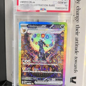 Op de afbeelding: Een PSA-gegradeerde 2025 Pokemon Umbreon ex #161 Special Illustration Rare ruilkaart in een doorzichtige plastic houder. De kaart toont een donker Umbreon-personage omringd door kleurrijke geometrische vormen en patronen met 280 HP en tekst.