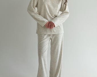 Damen-Pyjama-Set aus gesprenkeltem Frottee in Haferflockenfarbe: Langarm-Sweatshirt und Hose mit weitem Bein.