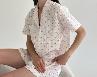 Conjunto de pijama de manga corta para mujer en gasa de algodón puro con estampado floral: camisa y pantalón corto de muselina transpirable.