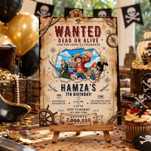 Può includere: Un cartello d'invito rettangolare con uno sfondo di mappa antica, il testo WANTED DEAD OR ALIVE, JOIN THE CREW TO CELEBRATE, HAMZA'S 7TH BIRTHDAY e i dettagli dell'evento. Il centro mostra una colorata illustrazione anime di One Piece.