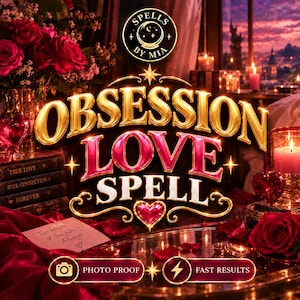 Può includere: Una grafica digitale con il testo 'SPELLS BY MIA' sopra le parole 'OBSESSION LOVE SPELL' in lettere dorate e rosa. Un biglietto riporta 'Two hearts, One path, Always'. La scena include rose rosse, candele e libri su un tavolo.