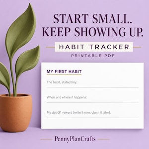 Può includere: Un PDF stampabile per il monitoraggio delle abitudini con il testo START SMALL. KEEP SHOWING UP. HABIT TRACKER. Il modulo include campi per MY FIRST HABIT, The habit, stated tiny, When and where it happens e My day-31 reward. PennyPlanCrafts è in basso.