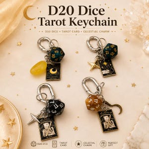 Könnte beinhalten: Vier D20-Würfel-Tarot-Schlüsselanhänger mit silberfarbenen Karabinerverschlüssen, facettierten Würfeln in Blau, Schwarz und Braun, rechteckigen Tarotkarten-Anhängern mit der Aufschrift The Moon, The Star und Death sowie weiteren Himmelskörper-Anhängern.