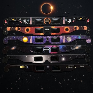 Könnte beinhalten: Sechs Paare von Sonnenfinsternisbrillen aus Papier, vertikal angeordnet, mit einzigartigen Weltraummotiven wie Astronauten, schwarzen Löchern, Galaxien und Sternen. Die Rahmen zeigen Texte wie Solar Eclipse, Eclipse USA und 2024.