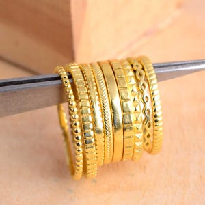 Set di 5 anelli impilabili placcati in oro, anelli delicati da abbinare, set di anelli a fascia sottile.