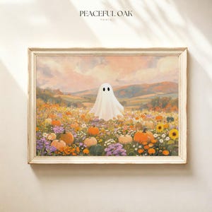 Peut inclure: Une impression d'art encadrée intitulée PEACEFUL OAK PRINTS représentant un personnage fantôme blanc debout dans un champ de citrouilles orange, de tournesols jaunes et de fleurs sauvages violettes sous un ciel au coucher du soleil.