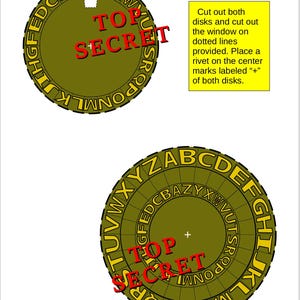 Pu&ograve; includere: Due dischi circolari verde oliva con la scritta TOP SECRET in rosso. Il disco superiore presenta una finestra ritagliata e le lettere dalla A alla Z sul bordo. Il disco inferiore mostra un anello alfabetico e un segno pi&ugrave; centrale.