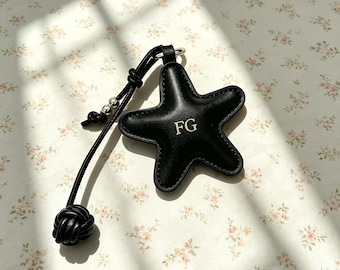 Llavero con estrella y letra personalizada, dije de estrella oscura, llavero personalizado, llavero de estrella minimalista, llavero con nombre personalizado, accesorio de regalo