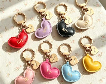 Puede incluir: Ocho llaveros en forma de corazón en rojo, lavanda, negro, crema, rosa, magenta, azul claro y amarillo. Cada uno tiene una anilla dorada, un pequeño dije de corazón grabado con la palabra love y un corazón grande con iniciales doradas.