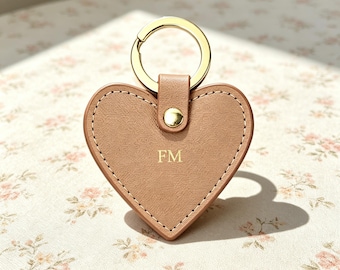 Charm de cuero con forma de corazón y letra personalizada, llavero de corazón de color claro, colgante de cuero personalizado para bolso, accesorio de moda con nombre personalizado, regalo para ella.