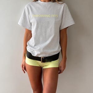 Koszulka Throwing Fits | Koszulka z wyrazistą grafiką | Luźna koszulka dla dziewczyn