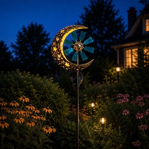 Puede incluir: Un molinillo de viento solar para jardín con un marco en forma de media luna con recortes en forma de estrella que emiten un cálido brillo amarillo. El centro de la luna contiene una rueda giratoria con ocho aspas rectangulares azules en un poste.