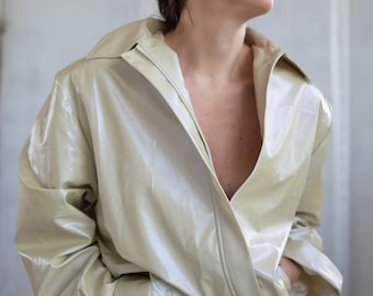 Vintage 90s Mint Ivory Patent Raincoat ~ Glossy Finish ~ Oversized Fit ~ Pockets ~ Lightweight ~ Size Medium Large
