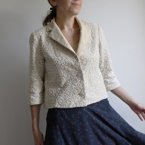 Vintage women&#39;s early 1960s beige embroidered crop tailored jacket with oversized pearl buttons / Size M