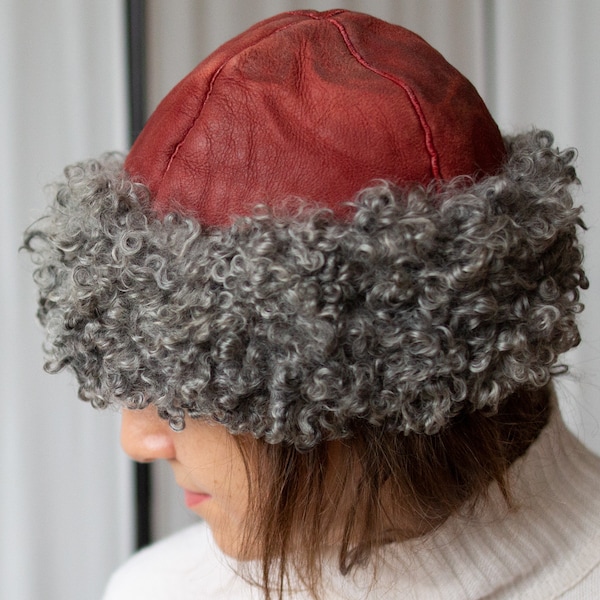 chapeau d'hiver réversible rouge en cuir et fourrure vintage