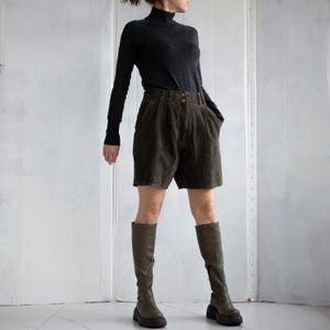 Vintage 80er Jahre dunkelgrüne Wildledershorts ~ reines Leder ~ gefüttert ~ high-waste ~ Plissee ~ Reißverschluss ~ seitliche Taschen ~ lockere Passform ~ Größe 40 L