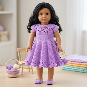 Peut inclure: Une poupée aux longs cheveux noirs portant une robe crochetée lavande avec un motif floral à l'encolure et à l'ourlet. La poupée porte des chaussures crochetées lavande assorties et tient une petite étiquette Lavender Threads Doll Couture.
