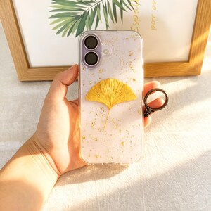 Custodia per telefono iPhone 17 16 15 14 13 12 11 Pro Max realizzata a mano con fiori secchi pressati e con anello di supporto.