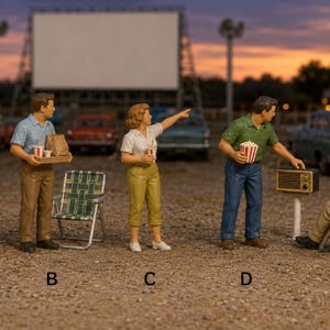 Puede incluir: Un conjunto de cinco figuras en miniatura etiquetadas de la A a la E, que representan personas en un autocine. Las figuras incluyen individuos sentados en sillas plegables, de pie con bocadillos e interactuando con un pequeño altavoz portátil.