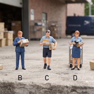Op de afbeelding: Vijf miniatuurfiguurtjes gelabeld van A tot E die postmedewerkers in verschillende uniformen afbeelden. Figuur A schrijft op een klembord, B houdt een pakket vast, C draagt post, D gebruikt een scanner bij een karretje en E knielt bij een doos.
