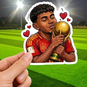 Puede incluir: Una pegatina troquelada con una ilustración de dibujos animados de un futbolista de pelo oscuro y rizado con una camiseta roja de rayas amarillas, que sostiene y besa un trofeo dorado. Varios corazones rojos pequeños flotan alrededor.