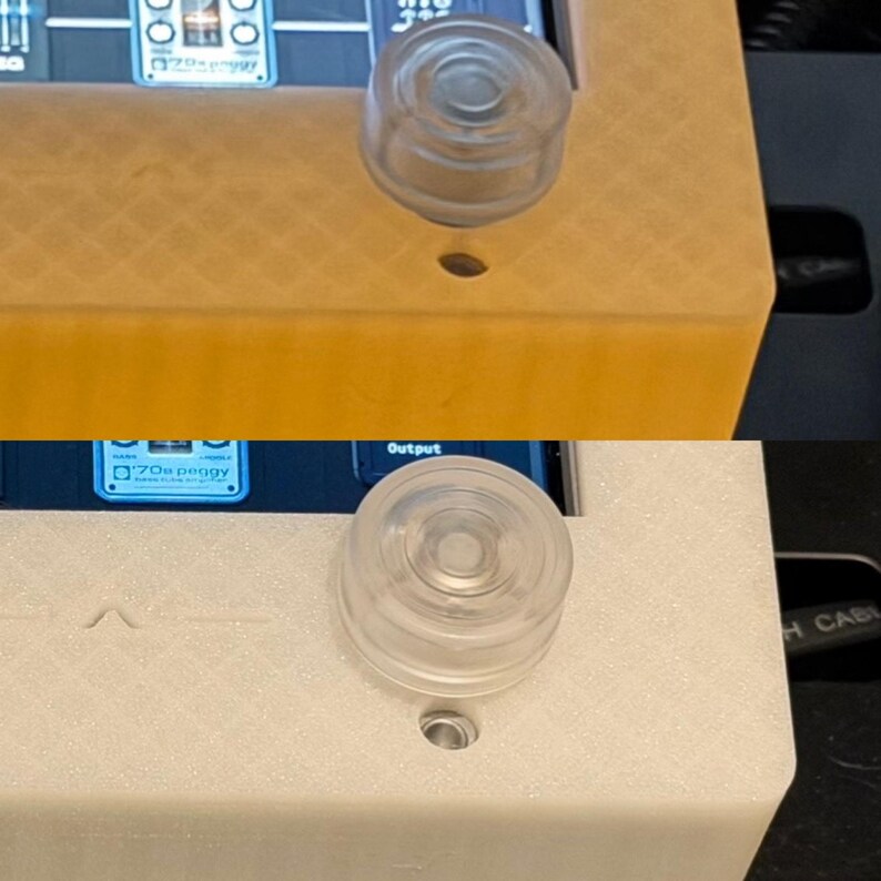 Puede incluir: Una imagen dividida que muestra dos carcasas de dispositivos electr&oacute;nicos. La superior es amarilla con una superficie de textura de diamante, y la inferior es blanca con acabado mate. Ambas tienen un mando circular transparente y una pantalla 70s peggy.