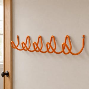 Oranger Bauhaus-Garderobenständer, geschwungene Wandhaken, Kleiderbügel im Retro-Stil für Wohnungen