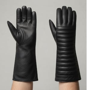 Könnte beinhalten: Ein Paar schwarze Lederhandschuhe mit Stulpen. Der linke Handschuh zeigt eine glatte Handfläche mit Daumen und vier Fingern. Der rechte Handschuh weist ein gestepptes, horizontal geripptes Muster auf dem Handrücken und Unterarm auf.